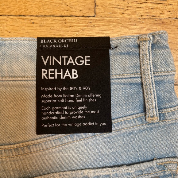 Black orchid Los Angeles denim shorts. Size 26. Frayed bottom. Button up front - Picture 4 of 4